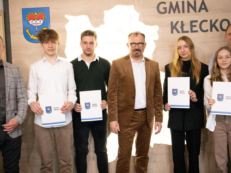 Burmistrz Gminy Kłecko w towarzystwie stypendystów sportowych i rodziców