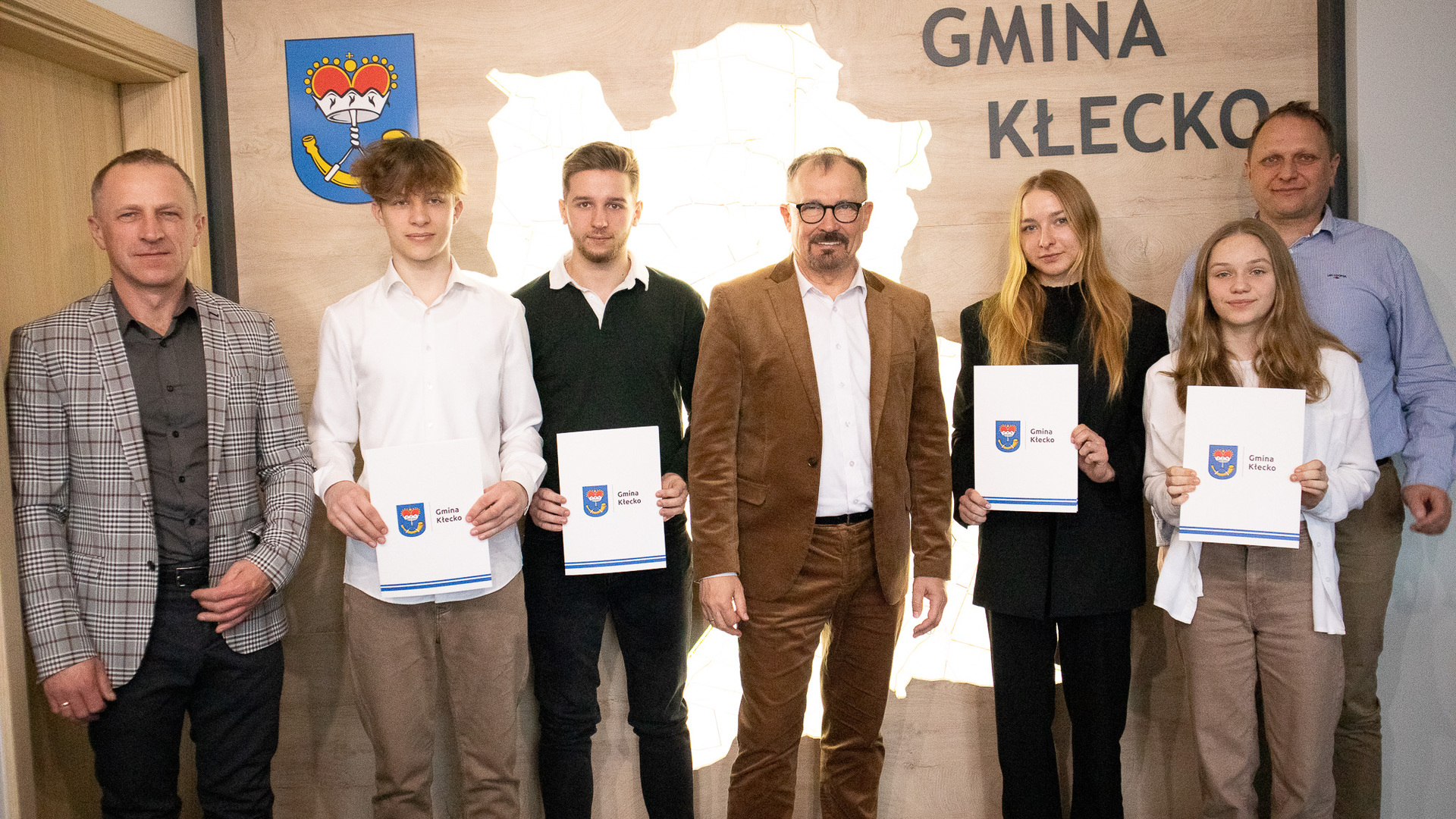 Burmistrz Gminy Kłecko w towarzystwie stypendystów sportowych i rodziców