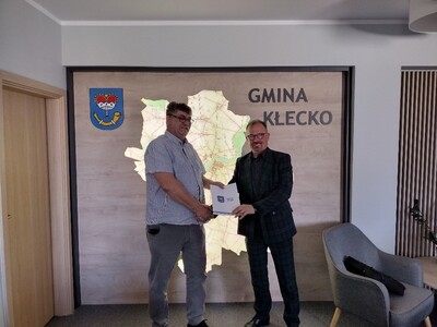 Burmistrz Gminy Kłecko wraz przedstawicielem firmy, która wykona inwestycję przy ul. Słonecznej w Kłecku