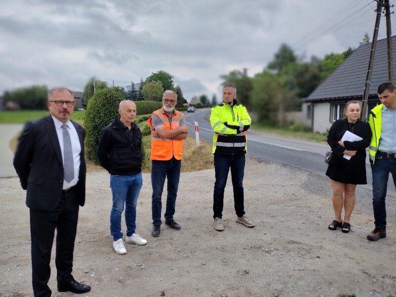 Burmistrz Gminy Kłecko podczas zakończenia prac przy kanalizacji sołectwa Komorowo