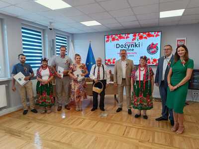 Starości i asystenci dożynkowi wraz przedstawicielami Urzędu Miejskiego Gminy Kłecko