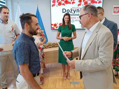 wręczenie nominacji na asystenta dożynek gminnych