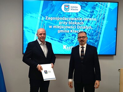 Podpisanie umowy  na Zagospodarowanie terenu przy blokach w miejscowości Działyń