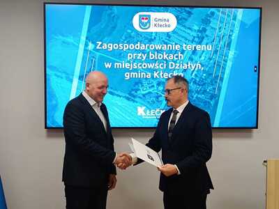 Podpisanie umowy  na Zagospodarowanie terenu przy blokach w miejscowości Działyń