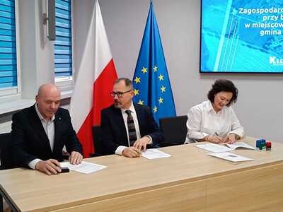 Podpisanie umowy  na Zagospodarowanie terenu przy blokach w miejscowości Działyń
