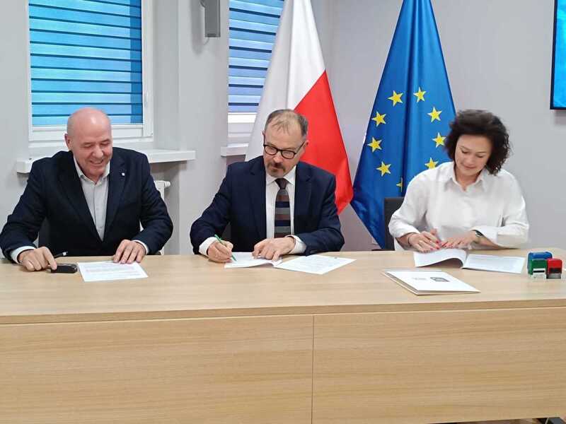 Podpisanie umowy  na Zagospodarowanie terenu przy blokach w miejscowości Działyń