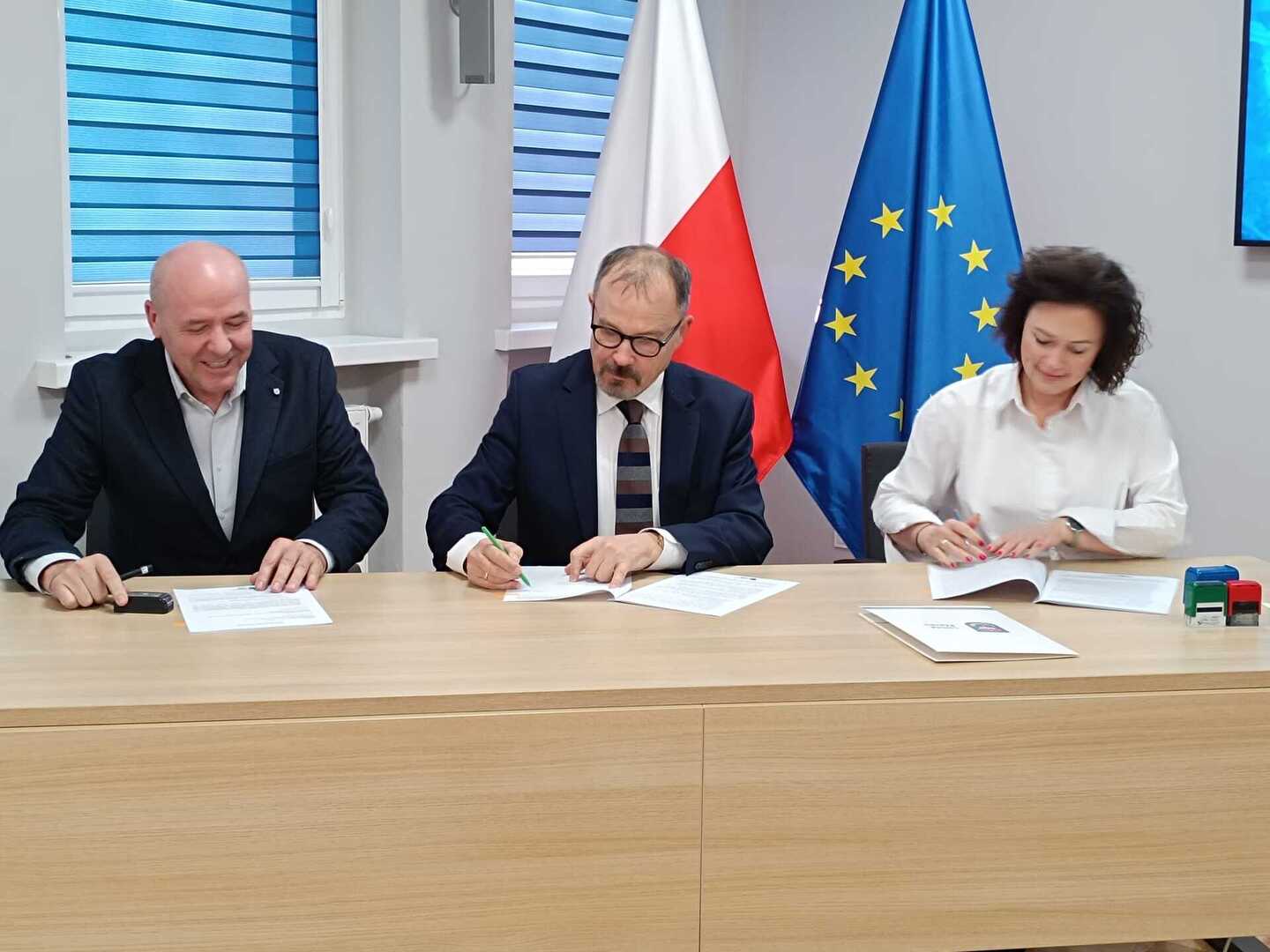 Podpisanie umowy  na Zagospodarowanie terenu przy blokach w miejscowości Działyń