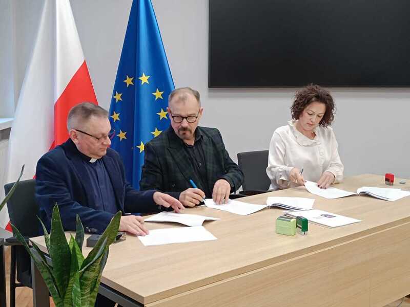 Podpisanie umowy  na dofinansowanie prac na dachu parafialnego kościoła w Świniarach