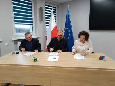Podpisanie umowy  na dofinansowanie prac na dachu parafialnego kościoła w Świniarach