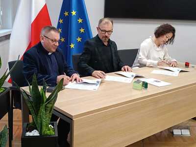 Podpisanie umowy  na dofinansowanie prac na dachu parafialnego kościoła w Świniarach