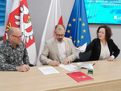 Podpisanie umowy na prace remontowe w MGOK Kłecko