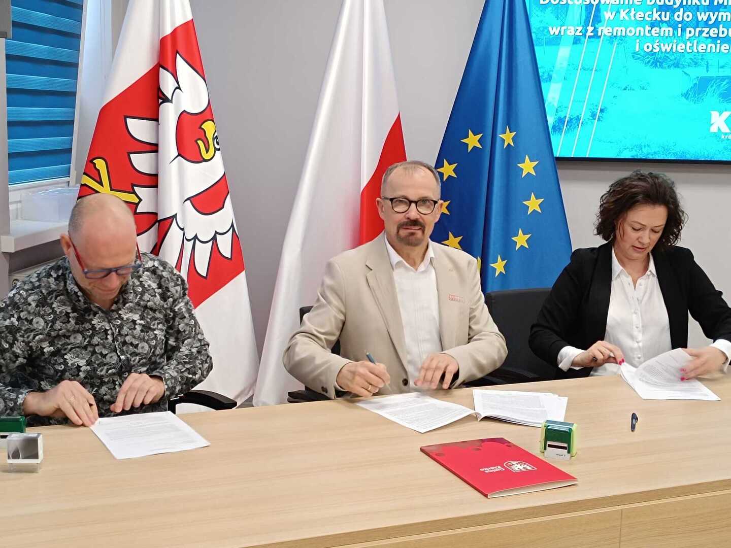 Podpisanie umowy na prace remontowe w MGOK Kłecko