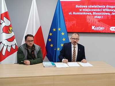 Podpisanie umowy na budowę oświetlenia w Wilkowyji
