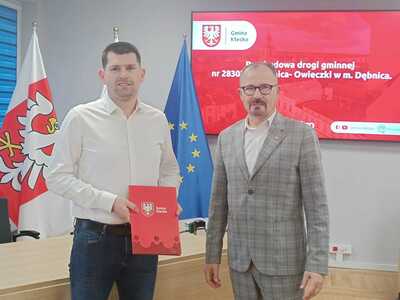 Umowa z wykonawcą przebudowy drogi gminnej Dębnica – Owieczki