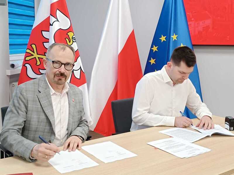 Umowa z wykonawcą przebudowy drogi gminnej Dębnica – Owieczki