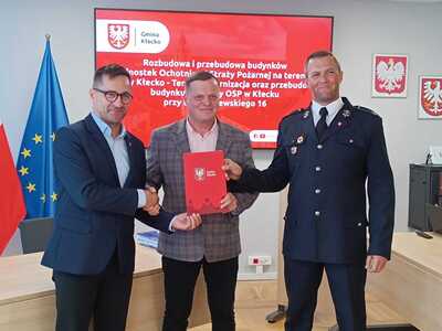 Podpisanie umów na rozpoczęcie modernizacji strażnicy w Kłecku