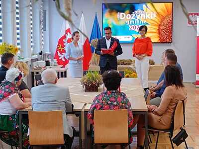 Wręczenie nominacji dla starostów i asystentów dożynek gminy Kłecko w sali sesyjnej