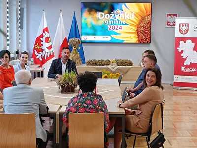 Wręczenie nominacji dla starostów i asystentów dożynek gminy Kłecko w sali sesyjnej
