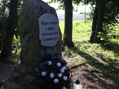 Obelisk nad rzeką Małą Wełną, upamiętniający pomordowanych we wrześniu 1939 r.