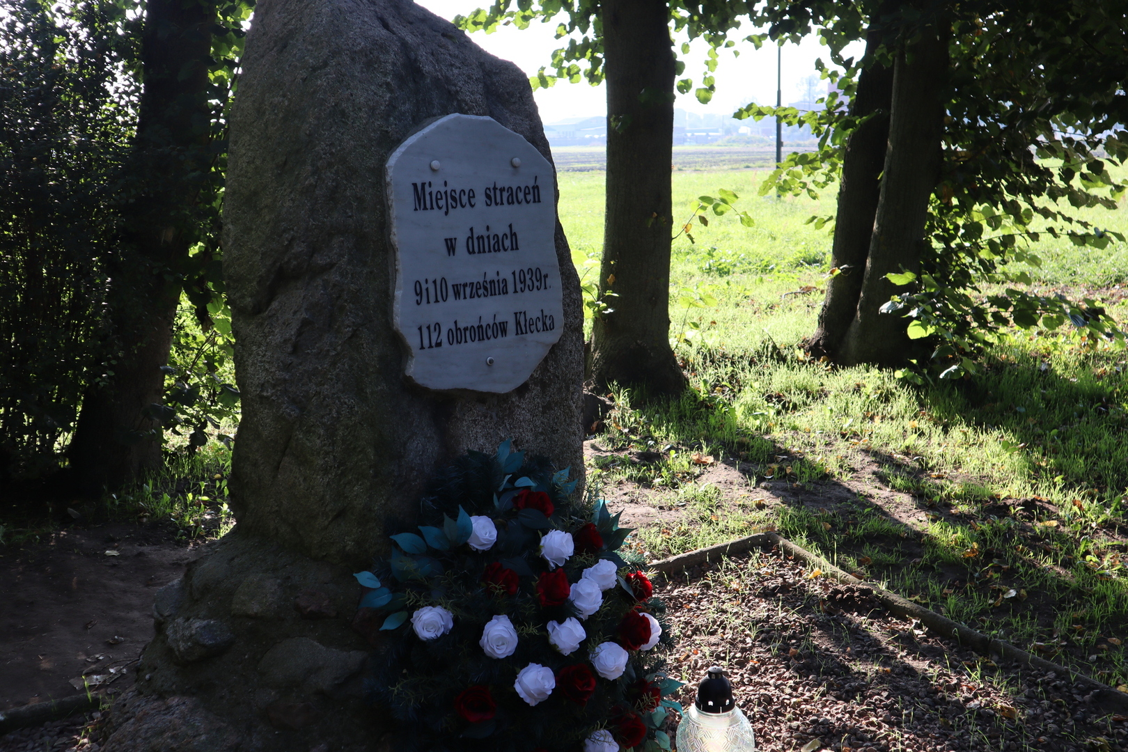 Obelisk nad rzeką Małą Wełną, upamiętniający pomordowanych we wrześniu 1939 r. 