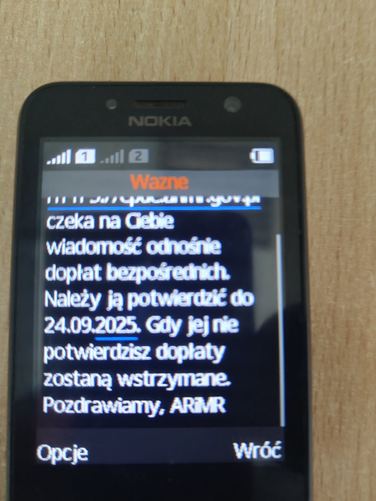 zdjęcie telefonu z treścia SMS
