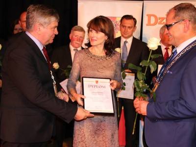zdjęcie pochodzi ze strony
http://lodzkie.pl/aktualnosci/rss/sejmik-%C5%9Bwi%C4%99towa%C5%82-dzie%C5%84-samorz%C4%85dowca#prettyPhoto