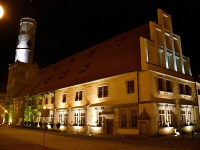 Ratusz w Lwówku Śląskim zdjęcie nocą