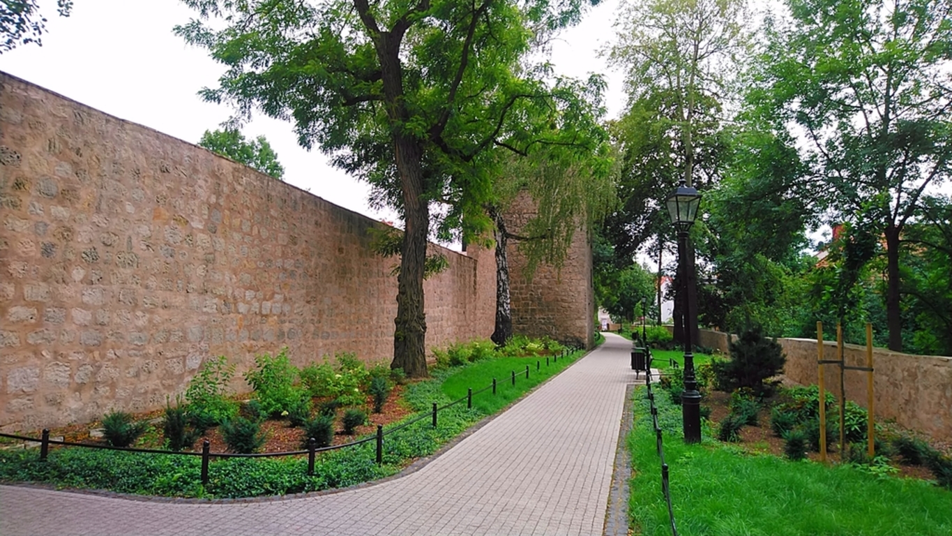 Mury obronne: Spacer w Carcassonne