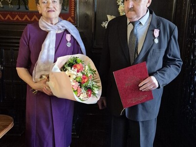 Burmistrz Gminy i Miasta Lwówek Śląski Dawid Kobiałka udekorował medalami Prezydenta RP z okazji długiego Pożycia Małżeńskiego, fot. 10