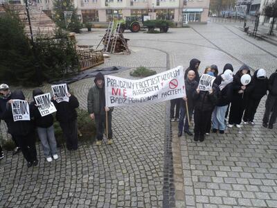 Kampania profilaktyczna „NieMoc PrzeMoc” na rynku w Lwówku Śl., fot. 4