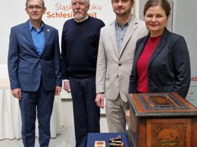 Podpisane umowy polsko-niemieckiej o przekazaniu eksponatów. Od lewej: Prezes LTR Robert Zawadzki, Henning Wjätjens, Burmistrz Dawid Kobiałka, Dyrektor Agnieszka Gąsior. Fot. SMG