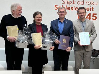 Podpisane umowy polsko-niemieckiej o przekazaniu eksponatów. Od lewej: Henning Wjätjens, Dyrektor Agnieszka Gąsior, Prezes LTR Robert Zawadzki, Burmistrz Dawid Kobiałka. Fot. SMG