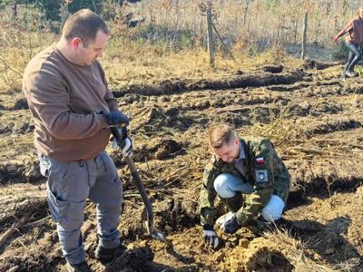 Burmistrz Dawid Kobiałka i Radny Jarosław Działa sadzą las w Leśnictwie Bielanka