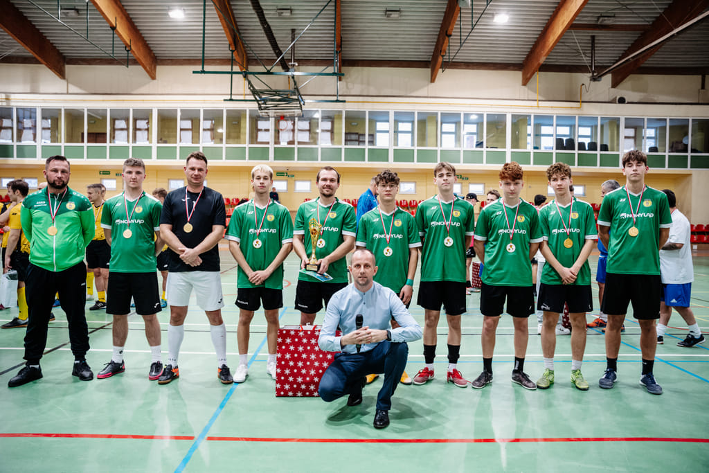 Zwycięska drużyna lwóweckich piłkarzy w medalami za zawody w piłce nożnej halowej
