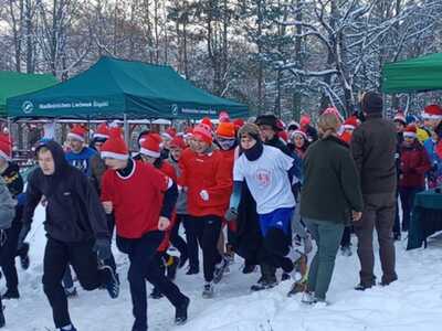 Biegną zawodnicy podczas Biegu Mikołajkowego w Lwówku Śląskim
