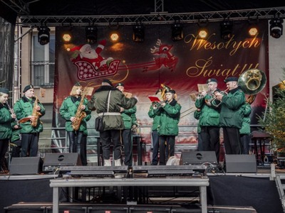 Orkiestra na Jarmarku Świątecznym w Lwówku Śląskim w 2022 r. 