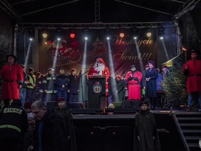 Mikołaj na Jarmarku Świątecznym w Lwówku Śląskim w 2022 r. 