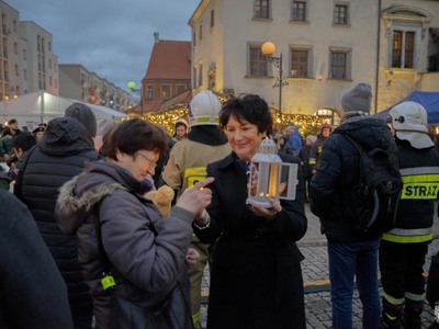 Pani Burmistrz i Światełko Betlejemskie na Jarmarku Świątecznym w Lwówku Śląskim w 2022 r. 