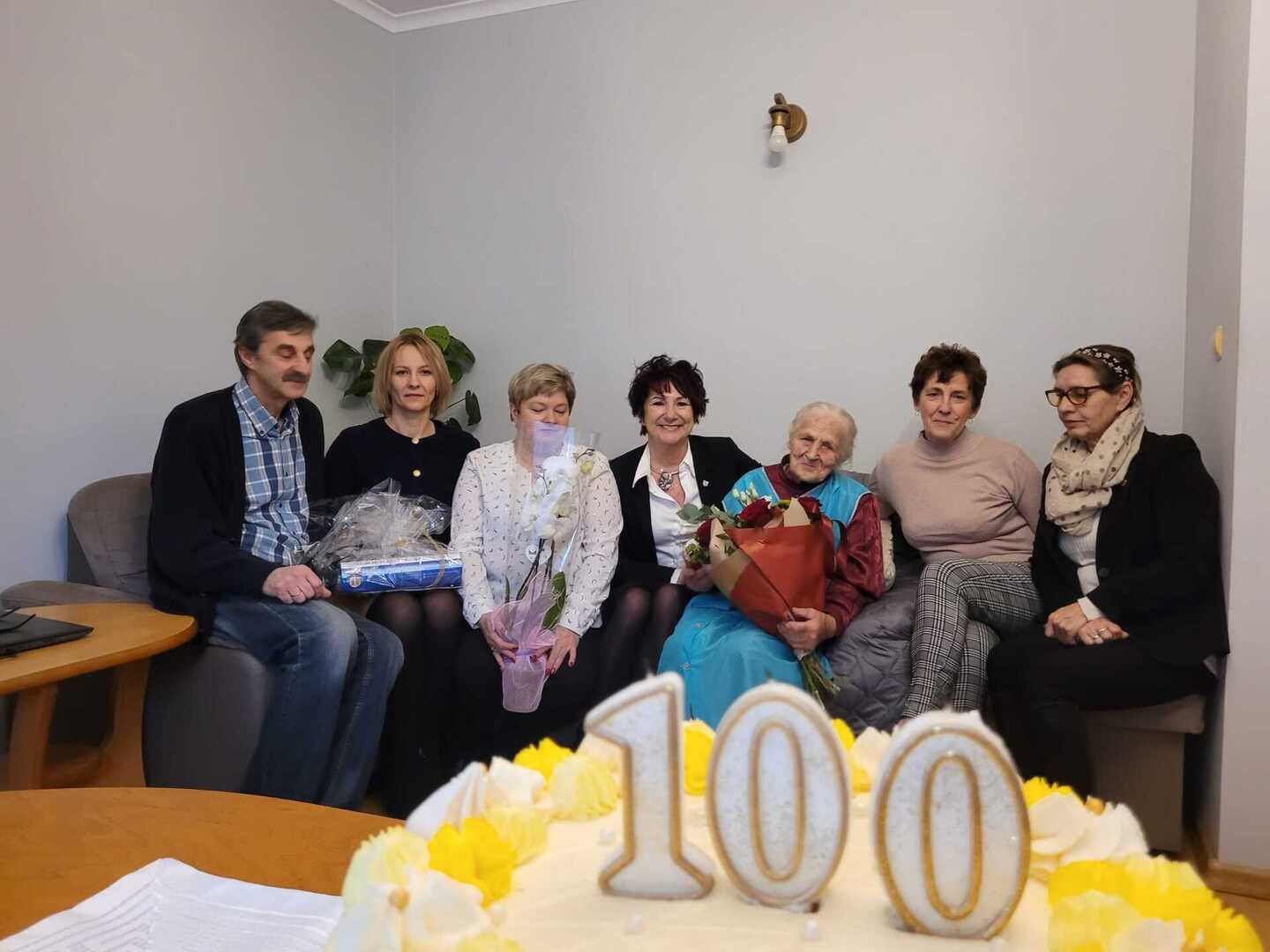 Pamiątkowe zdjęcie u stulatki w Rakowicach Małych