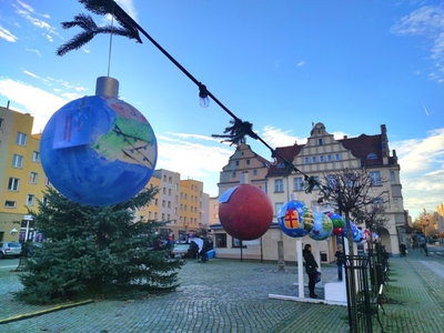 Bombki konkursowe zawieszone na rynku