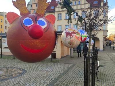 Bombki zawieszone w centrum Lwówka Śl.