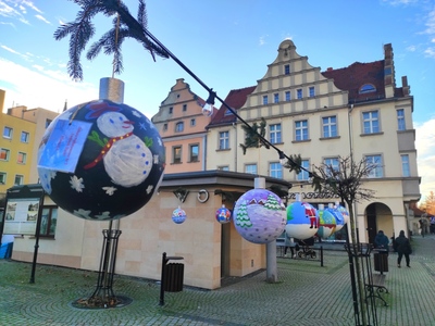 Bombki zawieszone na Placu Wolności 