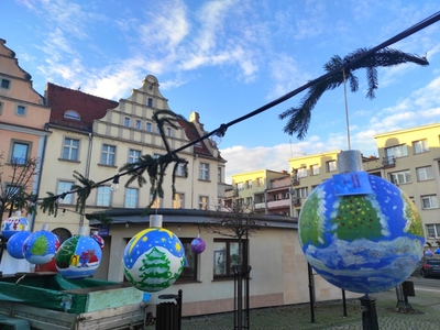 Bombki zawieszone na dolnym rynku