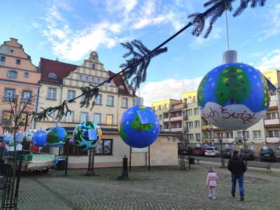 Bombki zawieszone koło choinki 