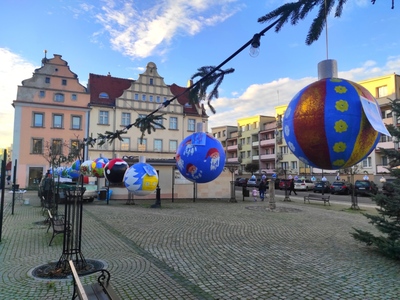 Bombki zawieszone na lwóweckim rynku