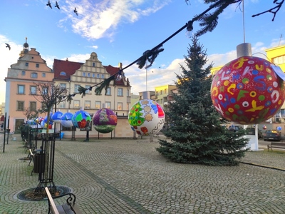 Bombki zawieszone na rynku w Lwówku Śląskim.