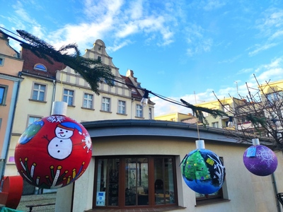 Bombki zawieszone na dolnym rynku obok choinki 