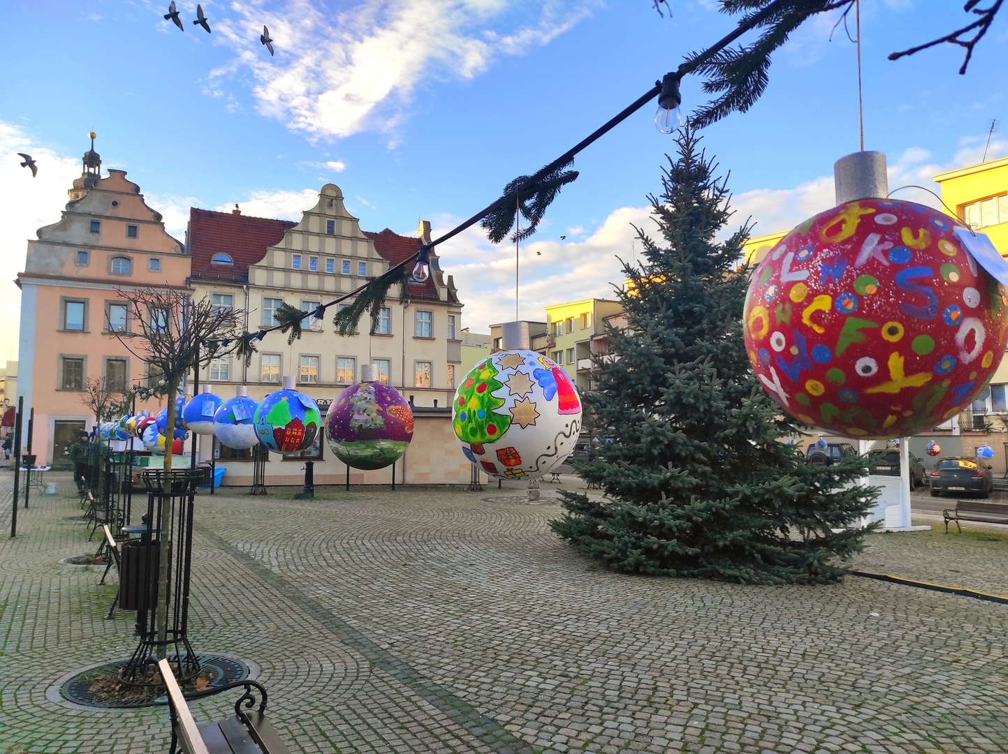 Bombki zawieszone na rynku w Lwówku Śląskim.