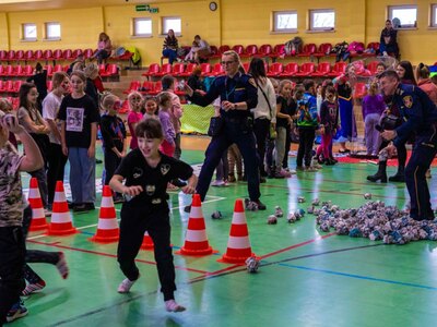 Uczestnicy imprezy "Bezpieczne ferie 2024" podczas zmagań w hali