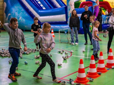 Uczestnicy imprezy "Bezpieczne ferie 2024" doskonale bawią się w hali